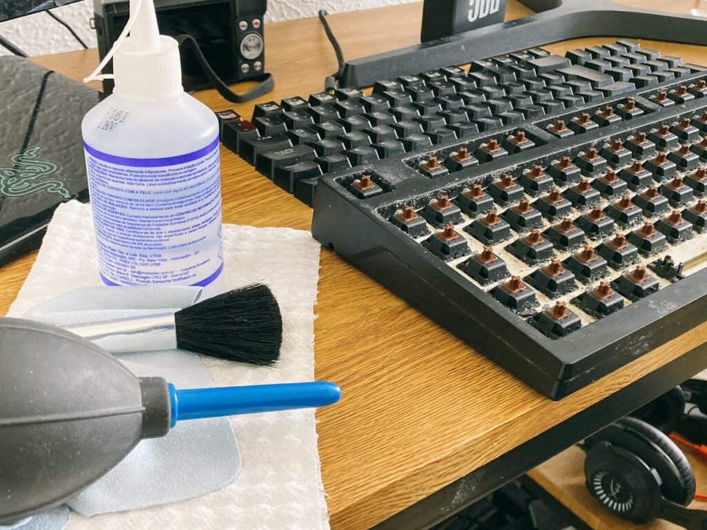 limpieza profesional de equipos electrónicos en oficinas
